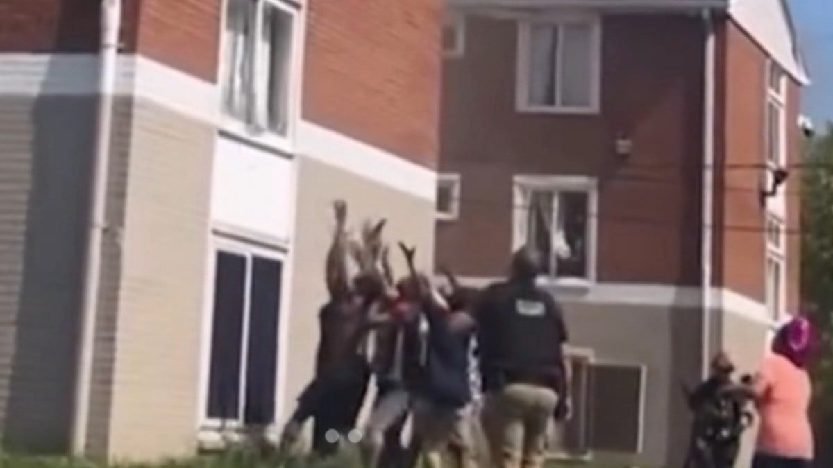 VIDEO Mujer avienta a su bebé por la ventana de un segundo piso durante incendio de casa