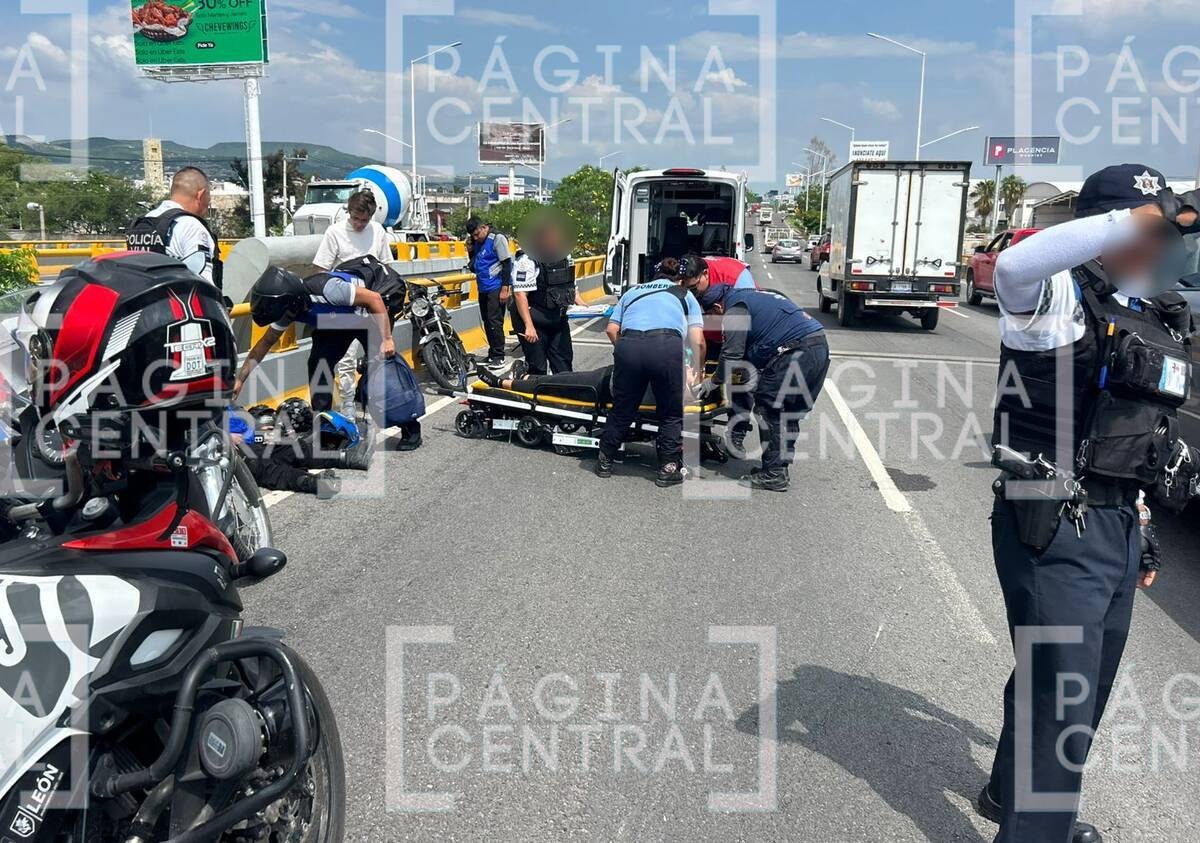 Pareja pierde control de moto y se estrella contra muro de contención en el libramiento