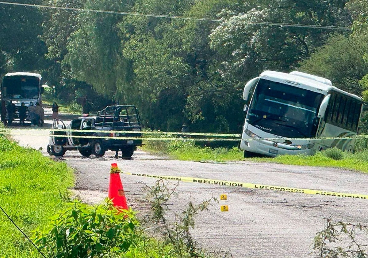 Ataque a camión de personal deja una joven muerta y cuatro hombres heridos