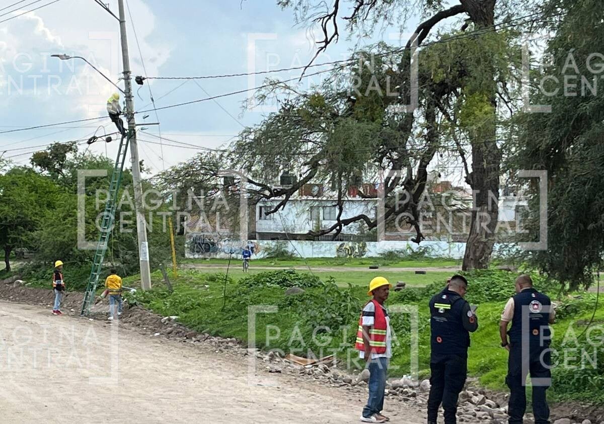 ¡Cae desde lo alto! Hombre instalaba una luminaria y recibió una descarga eléctrica