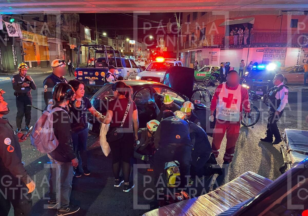 Impacta auto de familia tras pasarse semáforo en rojo en zona centro; hay cinco heridos