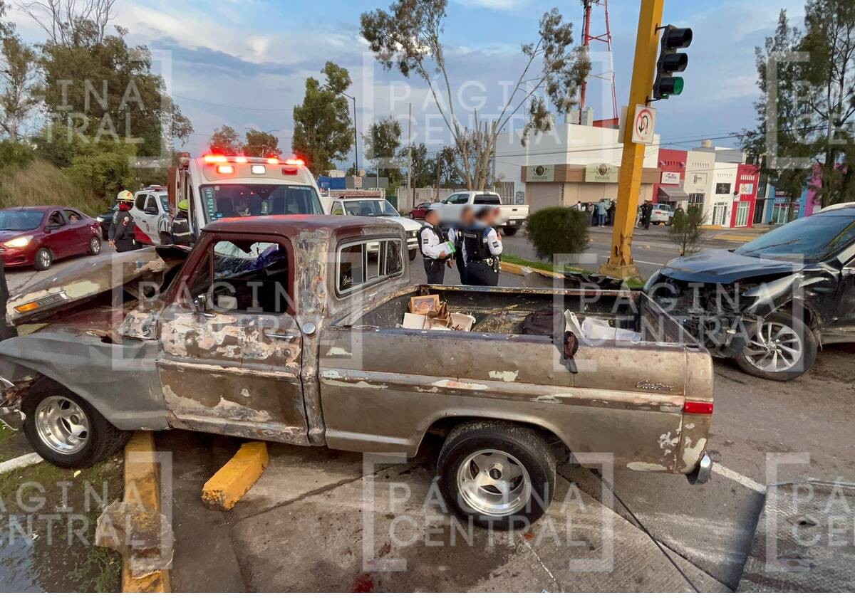 Familia esperaba cambio de semáforo cuando camioneta a exceso de velocidad los impacta
