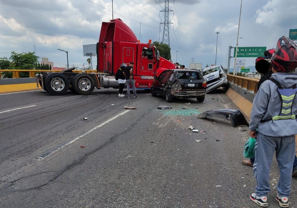 ¡Carambola! Tráiler pierde el control y provoca choque múltiple en León