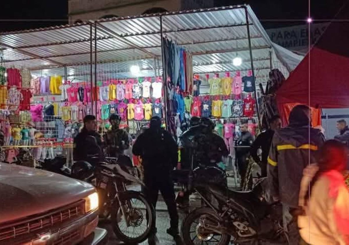 Frente a su esposa e hijo: Sicarios asesinan a comerciante cerca de tianguis 