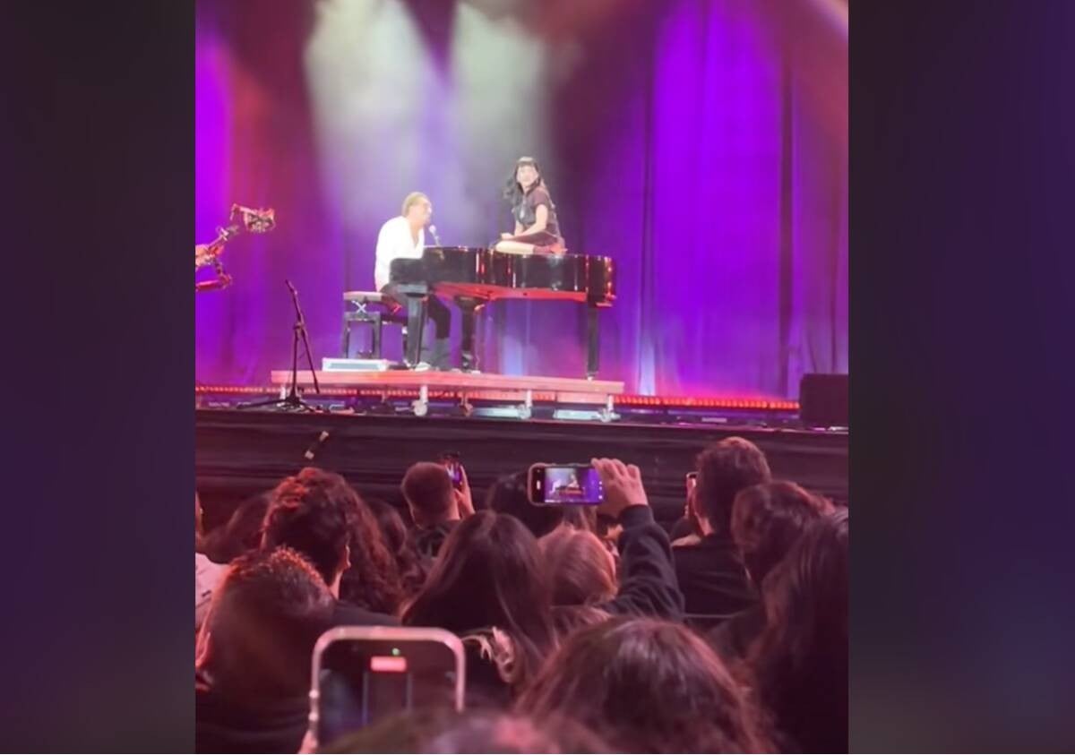 VIDEO Ricardo Pérez lo da todo por Susana Zabaleta ¡le canta en show en vivo!