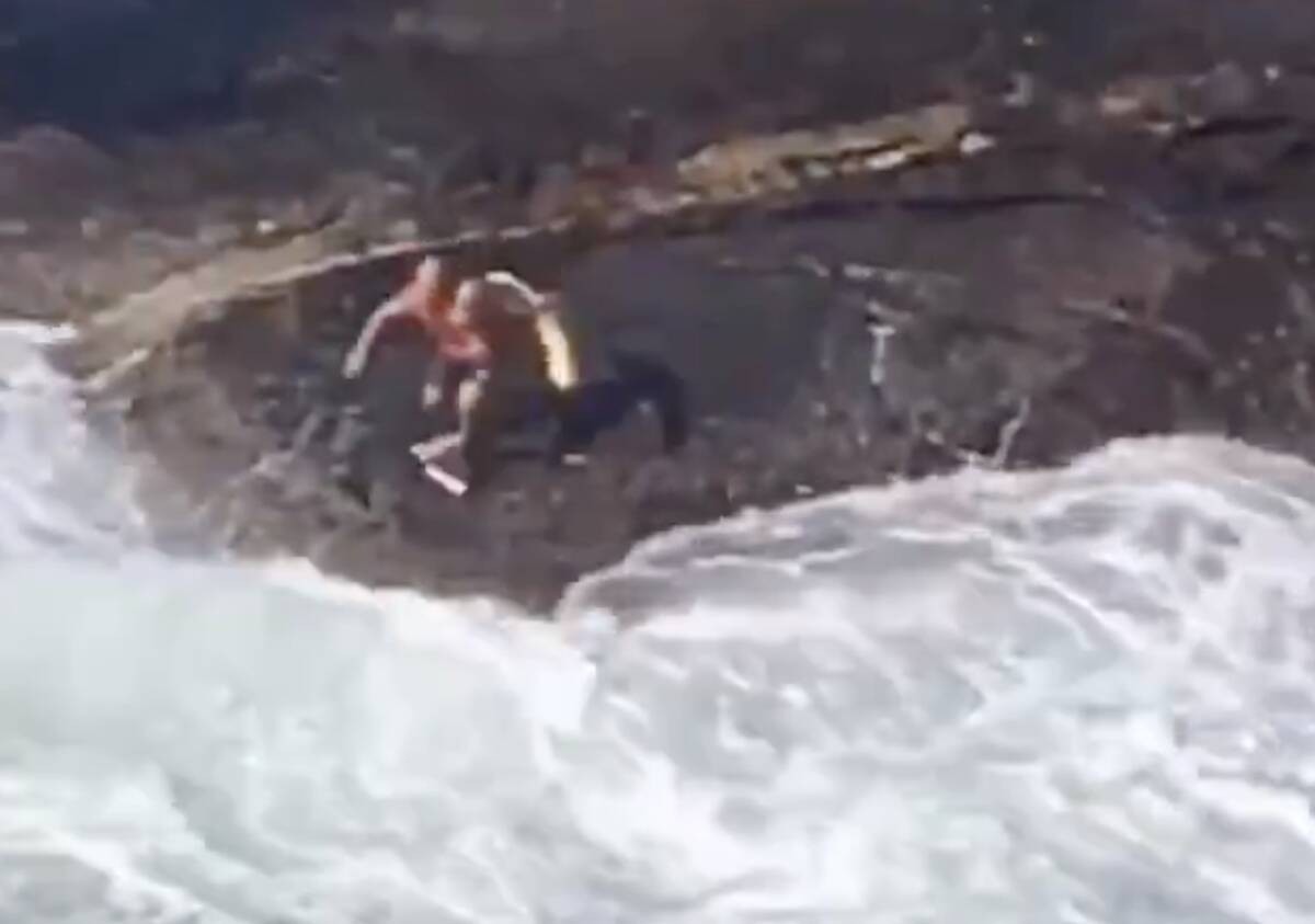 VIDEO ¡Vaya hazaña! Salvavidas arriesga su vida para rescatar a un turista