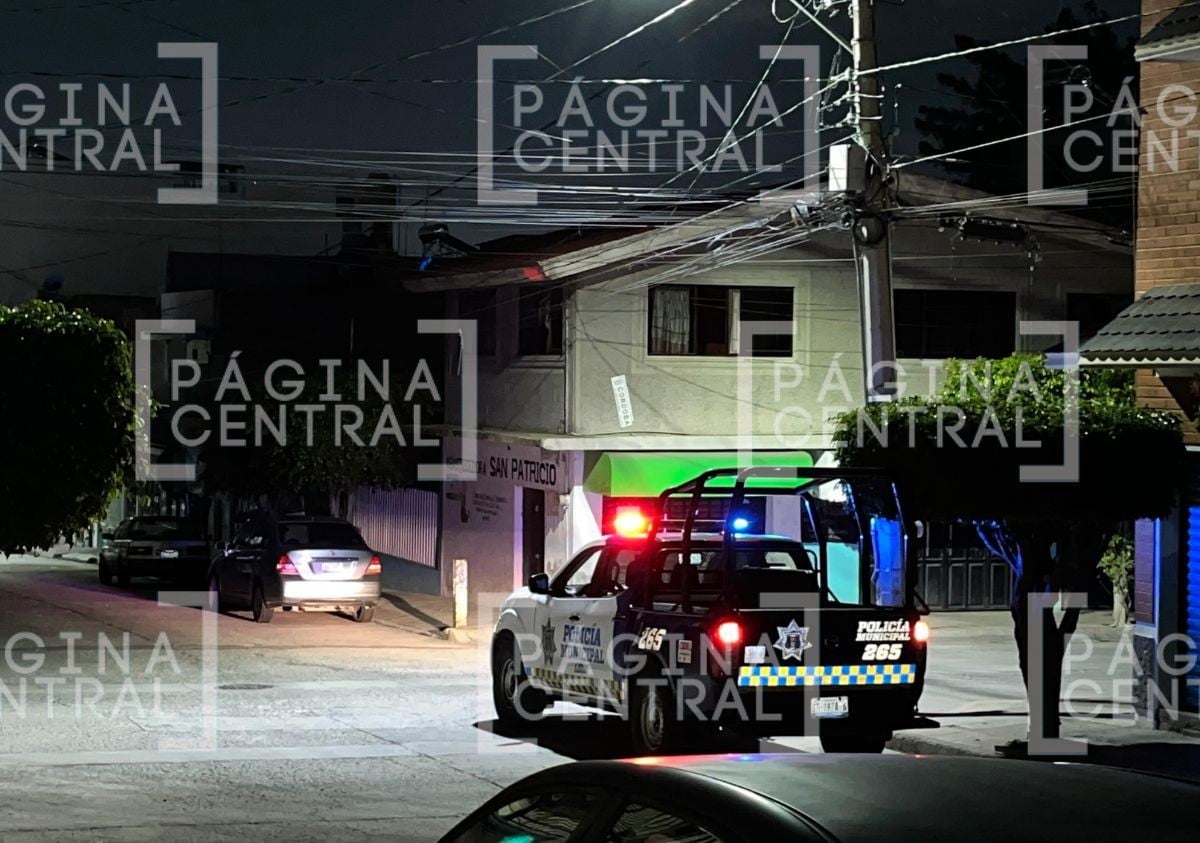 Le dispararon en estómago y pies: Sicarios interceptan a hombre en la calle y lo atacan 