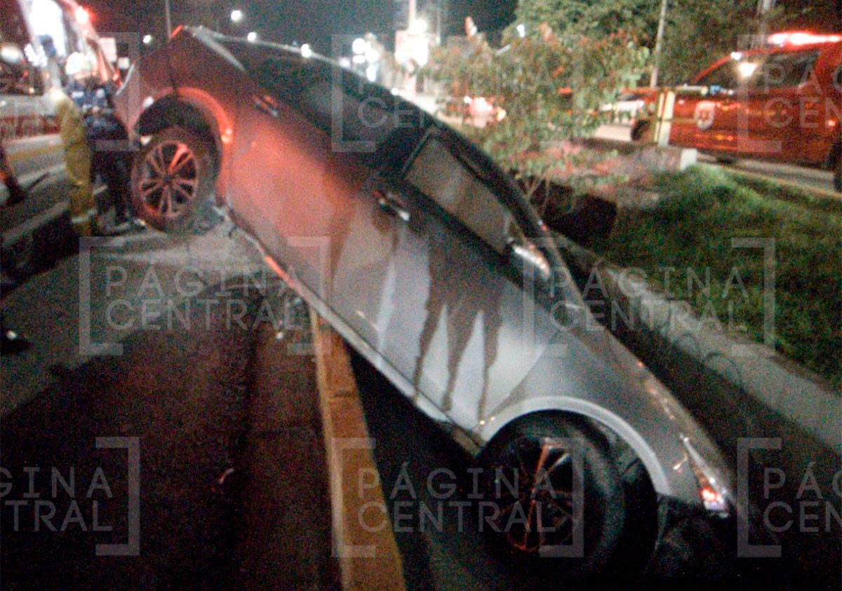 Perdió el control del coche y cayó en una canaleta; así quedaron sus pasajeros
