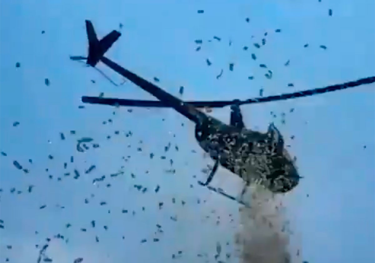 VIDEO Como último deseo, hombre pidió lanzar dinero desde un helicóptero el día de funeral
