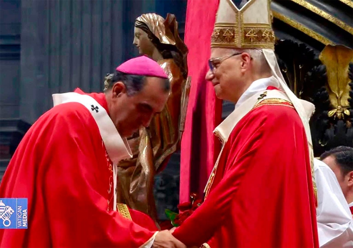 VIDEO Monseñor Jaime Calderón recibe el palio arzobispal de manos del papa León XIV
