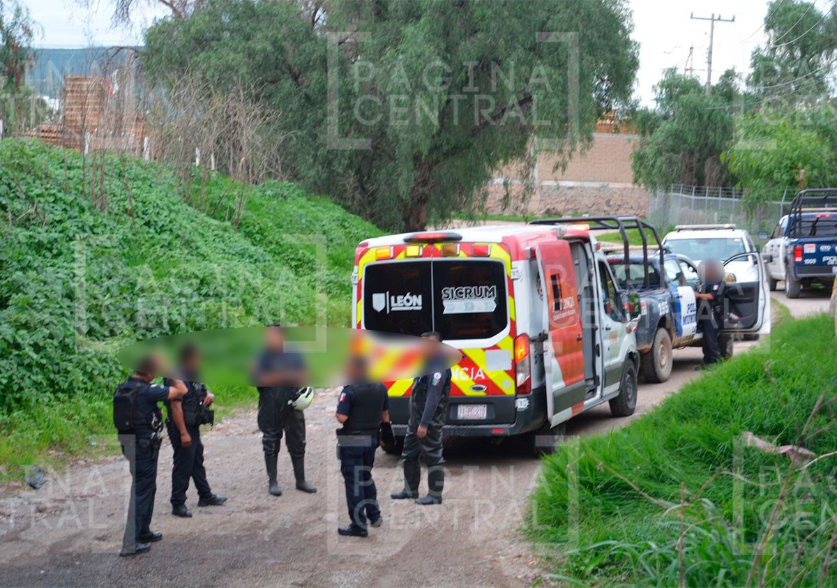 Policías notan algo inusual en el río y hallan a un hombre lesionado en un hoyo con agua