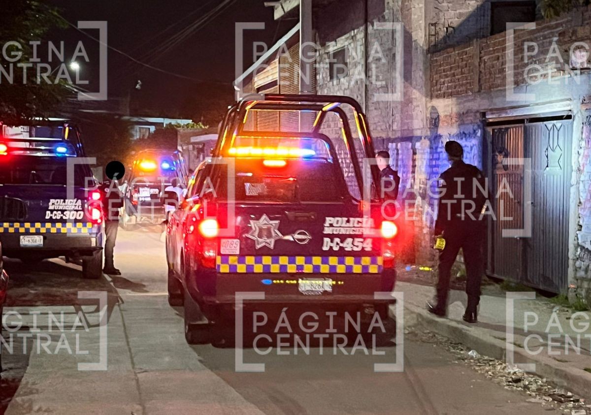 Frente a personas y comerciantes: Sicarios interceptan a hombre y lo atacan a balazos