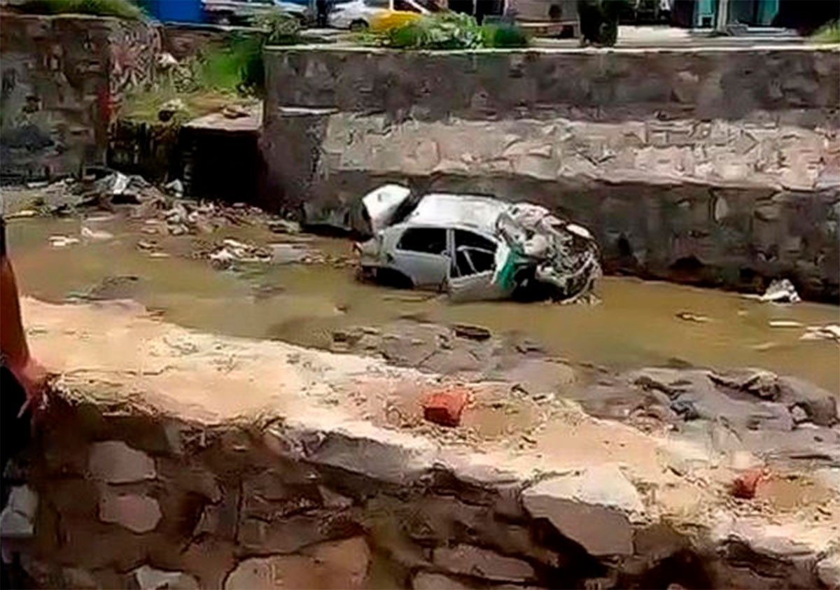 La corriente de un arroyo arrastra un carro; hallan sin vida a dos ocupantes horas después