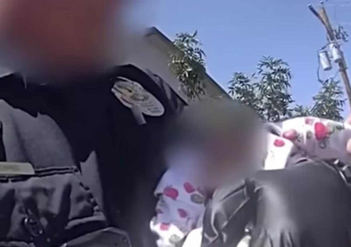 VIDEO Su mamá llevaba días muerta: Rescatan a bebé con vida a un costado del cadáver