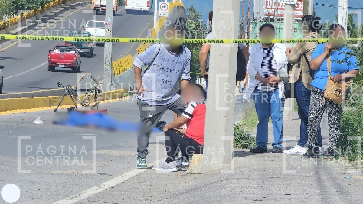 Abuelito ciclista muere atropellado por conductor de pipa que lo dejó tirado y huyó