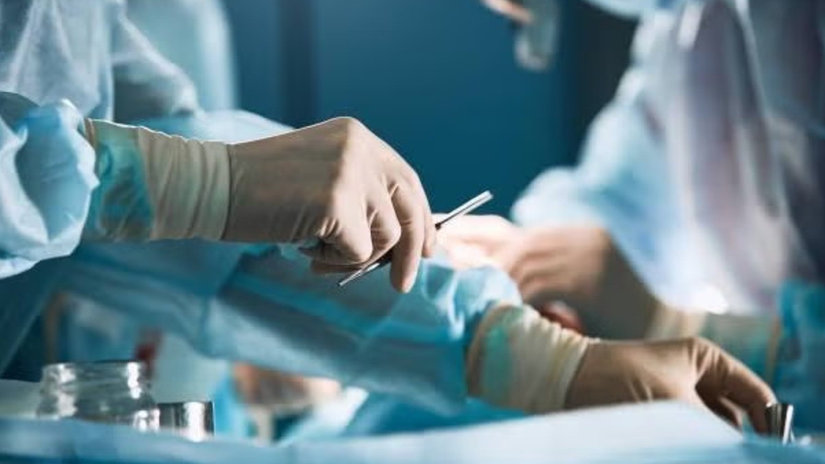 Tardan 4 años en operarle lesión en mano y en el quirófano ¡se equivocan de dedo y de mano!