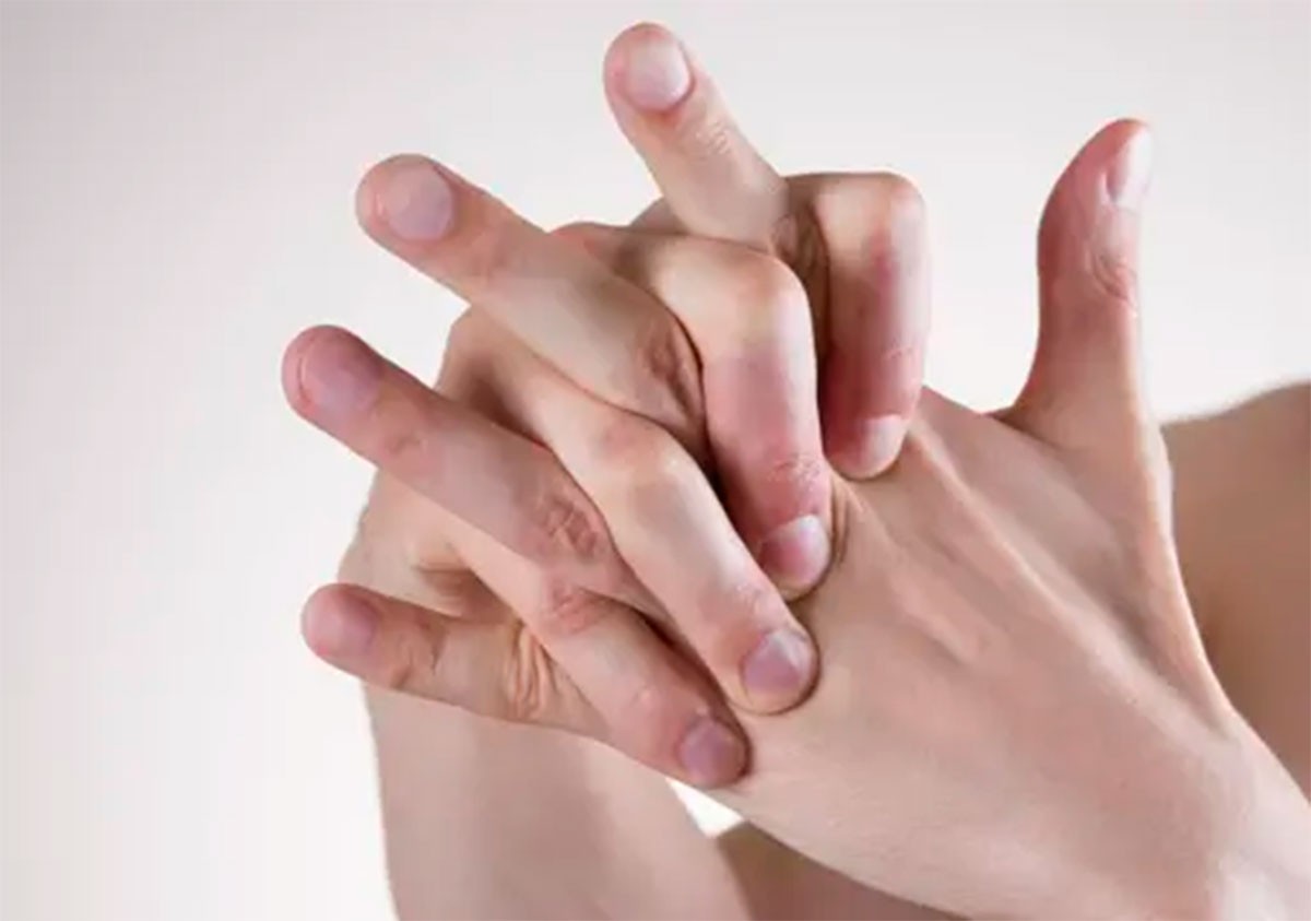¿Por qué nos tronamos los dedos y qué efectos tiene en el cuerpo? Según la ciencia