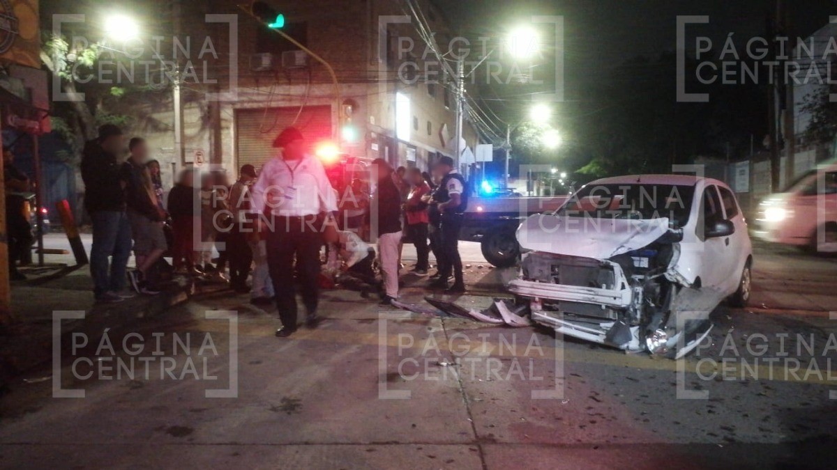 Auto y moto iban bien ‘tendidos’ y chocan por ignorar señal de ceder paso, hay un herido