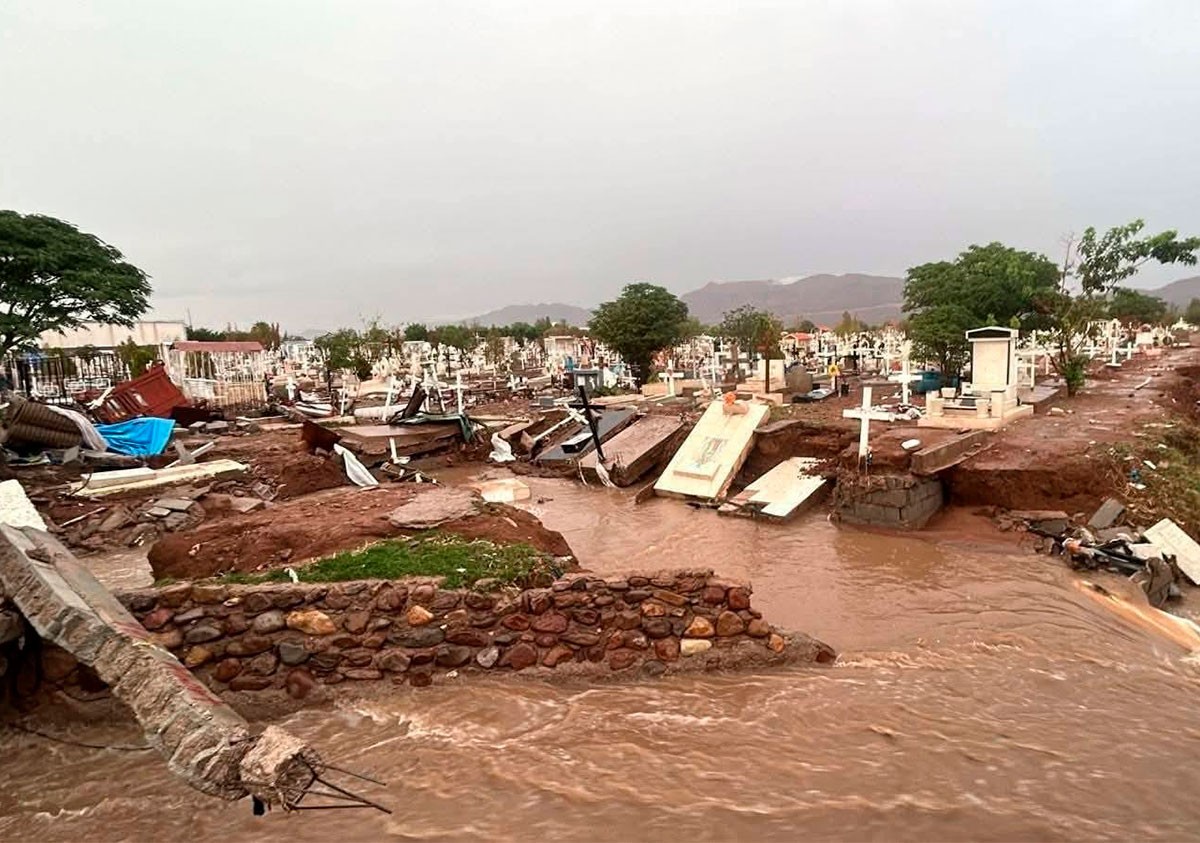 VIDEOS Fuertes lluvias inundan panteón; ataúdes y restos humanos quedan expuestos