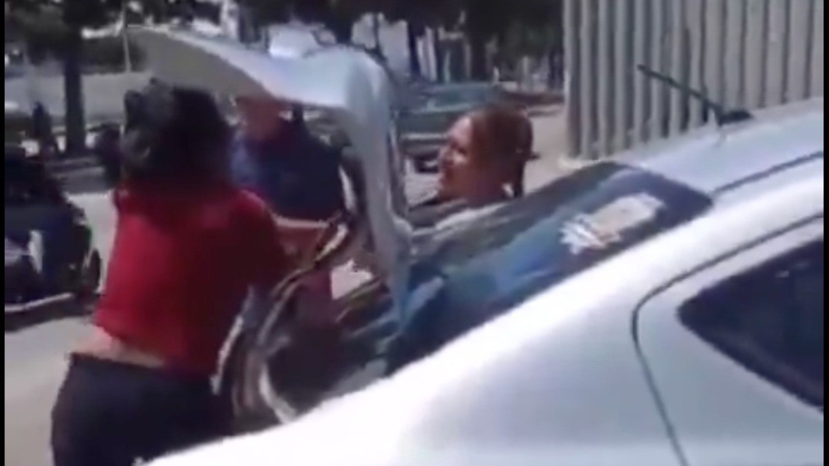 VIDEO Empleadas de funeraria se pelean por un muerto afuera de Semefo