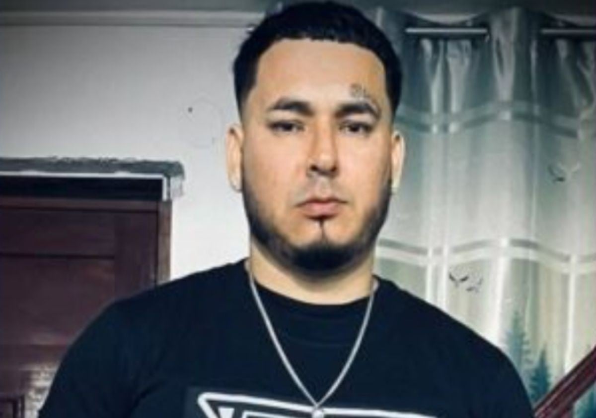 Comía con su familia: Querido cantante es acribillado por sicarios en restaurante