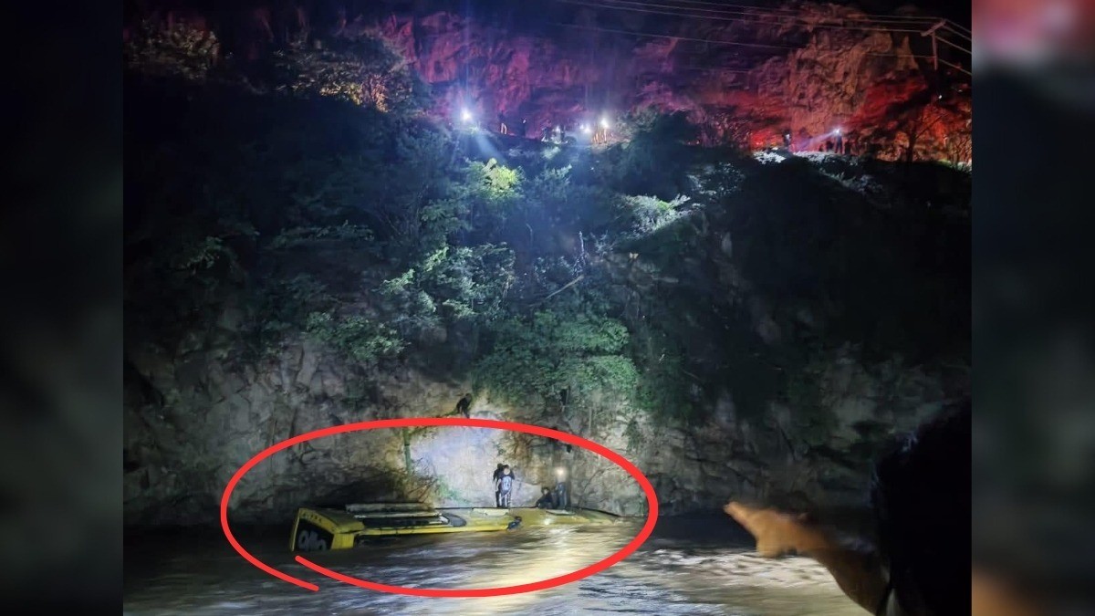 Cae autobús a río en Guerrero; mueren 8