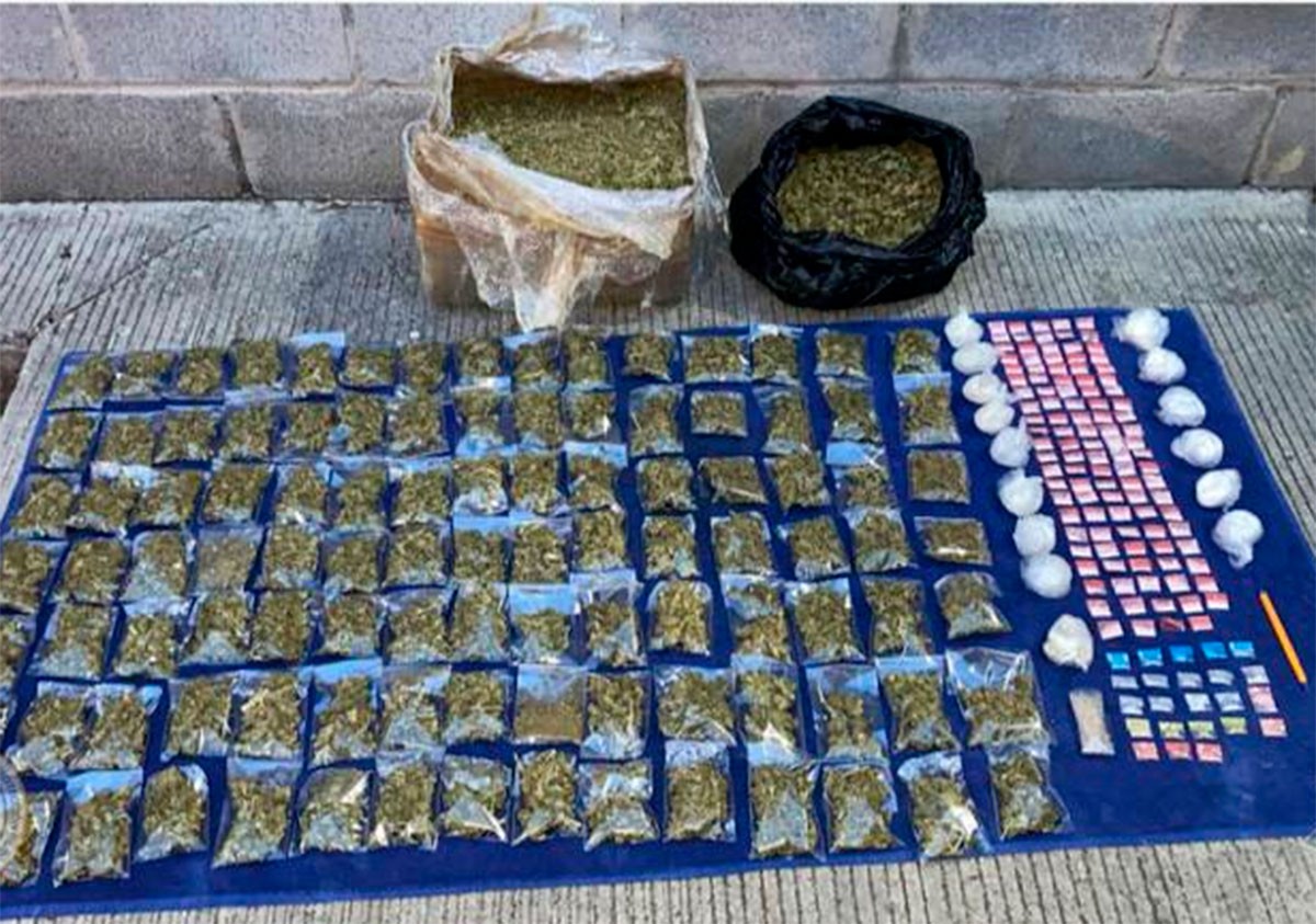 Más de 6 kilos de marihuana y otras sustancias fueron abandonadas junto a una moto