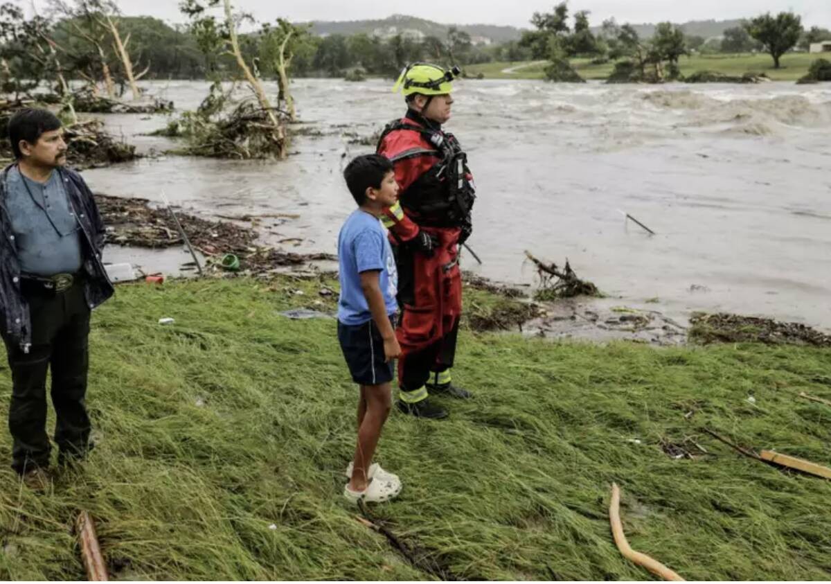 Desaparecen 20 niñas que estaban de campamento durante las inundaciones