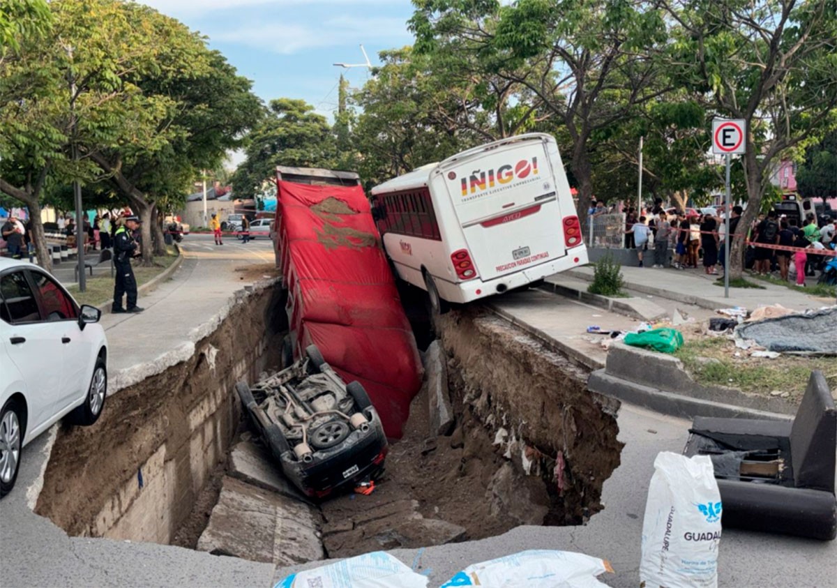 Enorme socavón se abre en la calle; un auto y un camión caen dentro, hay tres lesionados