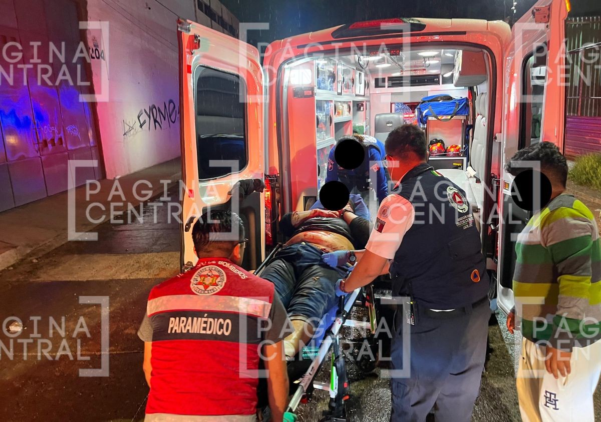 Terminó apuñalada: Manuela iba en su moto cuando hombre la arrolla y la ataca