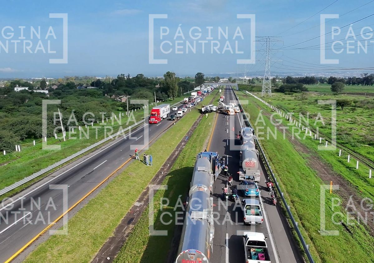 VIDEO Auto quedó destruido: Conductor pierde el control y choca; tráiler evita tragedia