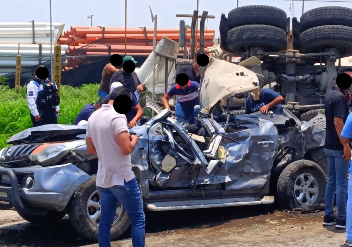 VIDEO Personas quedan atrapadas: Tolva iba a toda velocidad, se le atraviesa auto y vuelca