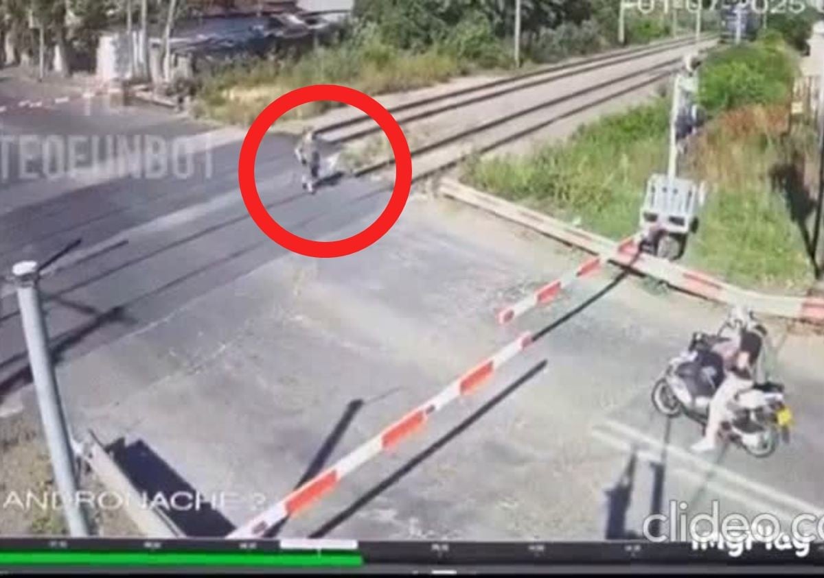 VIDEO Terminó en pedazos: Abuelita cruza las vías y es arrollada por tren 