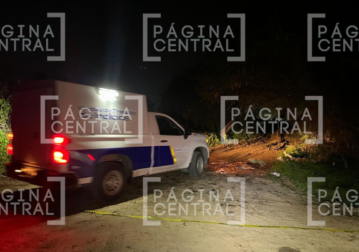 VIDEO Terrible hallazgo: Iban caminando cuando ven cadáver a un costado de camino