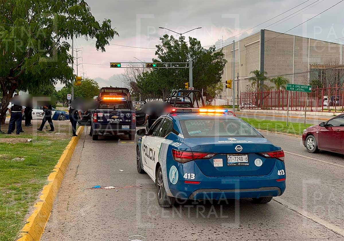 Ciclista intentó ganarle el paso a patrulla y fue atropellado; salió proyectado varios metros