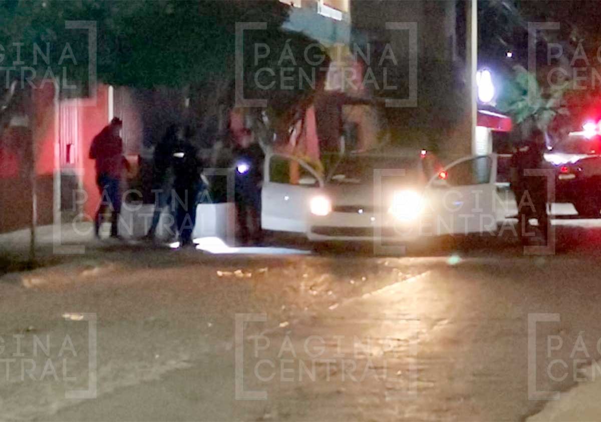 Atacan a balazos un carro desde una moto; una persona murió y otra está grave