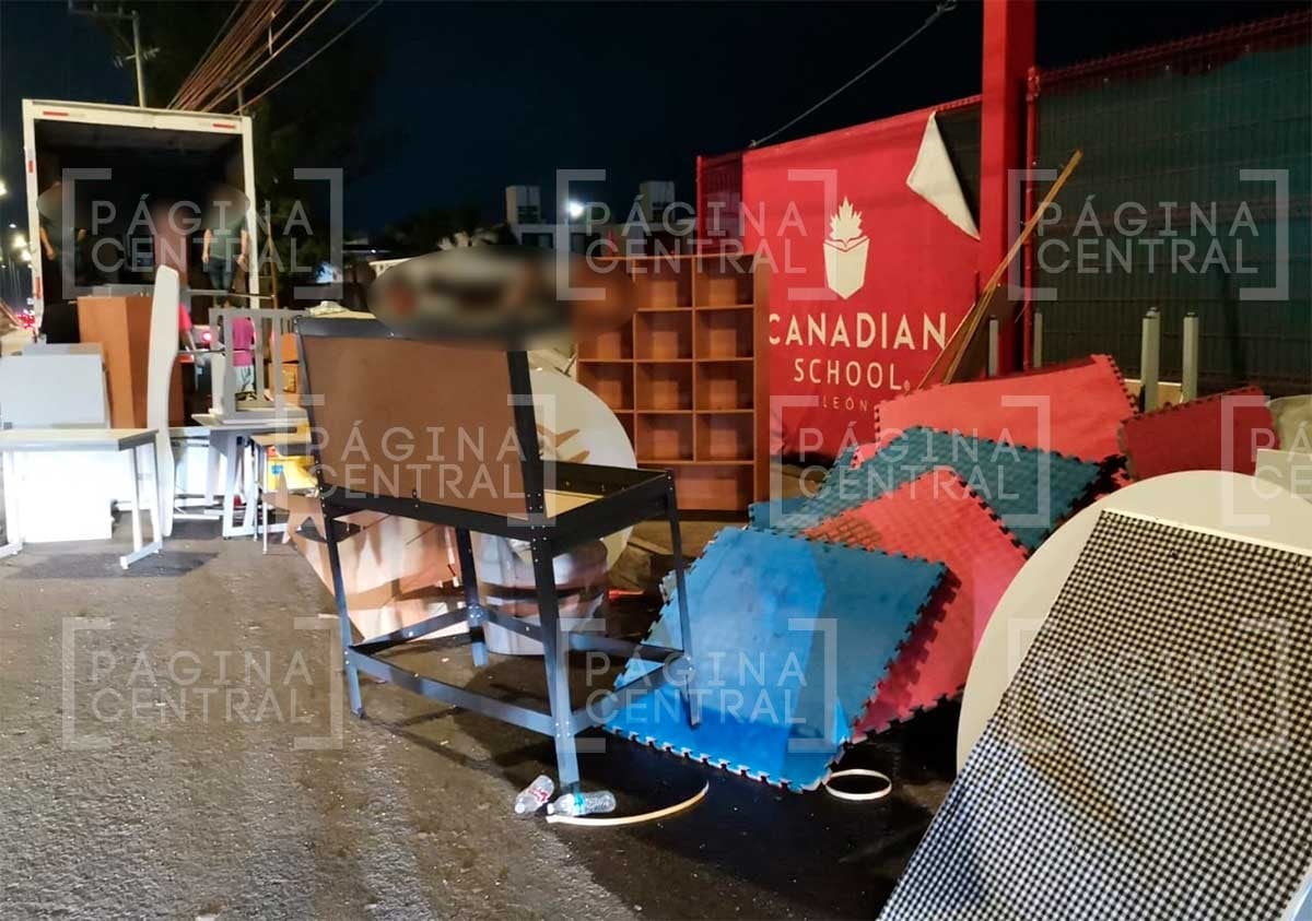 Desalojan colegio en León; pertenencias fueron sacadas a la carretera y provocan caos vial