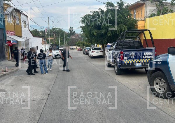 Fue a comprar un refresco a la tienda, cuando salió le dispararon ¡y un taxi se lo llevó!