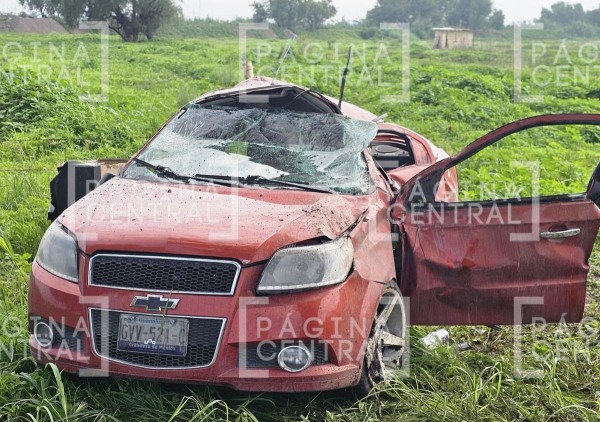 VIDEO Aparatoso accidente: Se poncha llanta y conductor termina estrellándose contra árbol