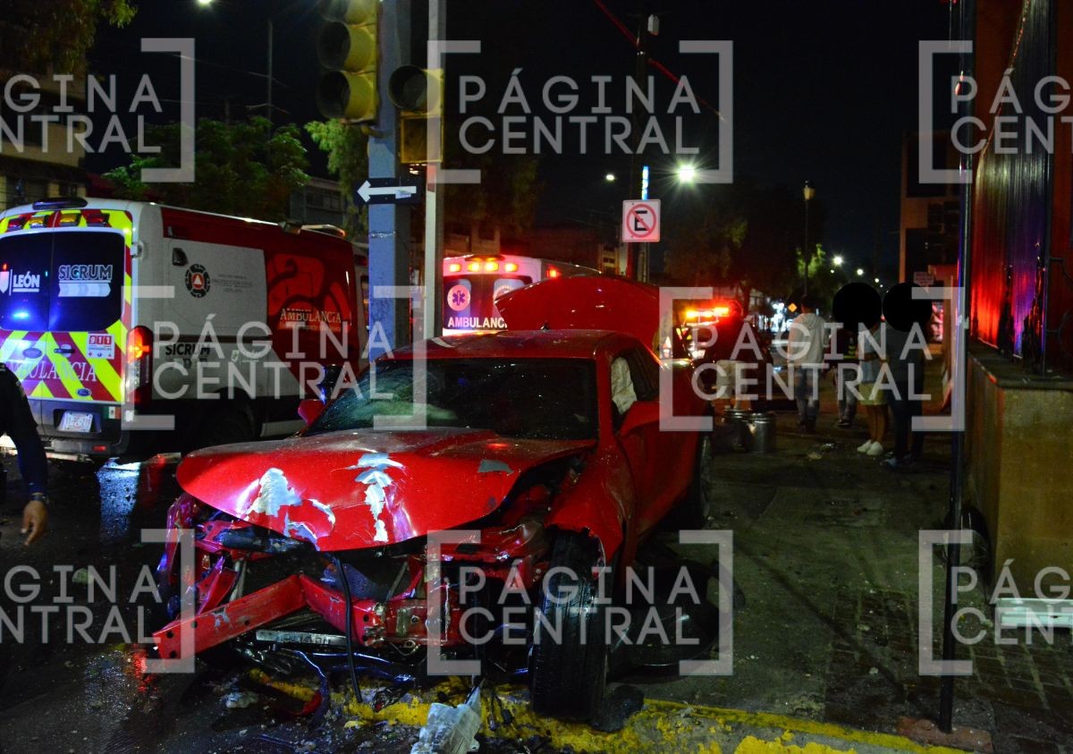VIDEO ‘Arrancones’ terminan en choque: Camaro pierde el control y provoca accidente