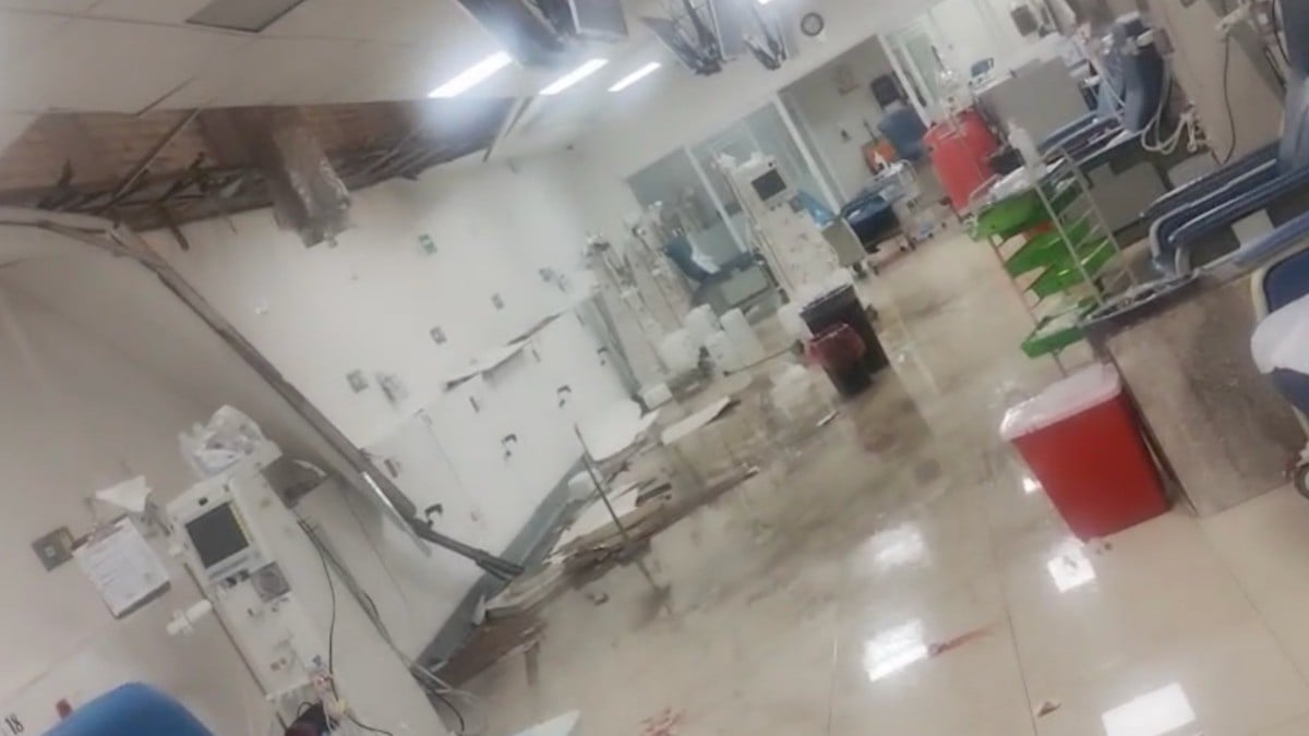 VIDEOS ¡Por las lluvias! Cae parte del techo de clínica donde atienden a pacientes del IMSS