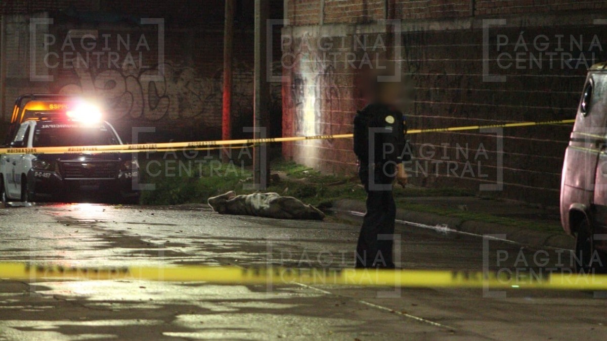 “Después del aguacero, ese bulto apareció ahí”, Tiran cuerpo encobijado en plena calle