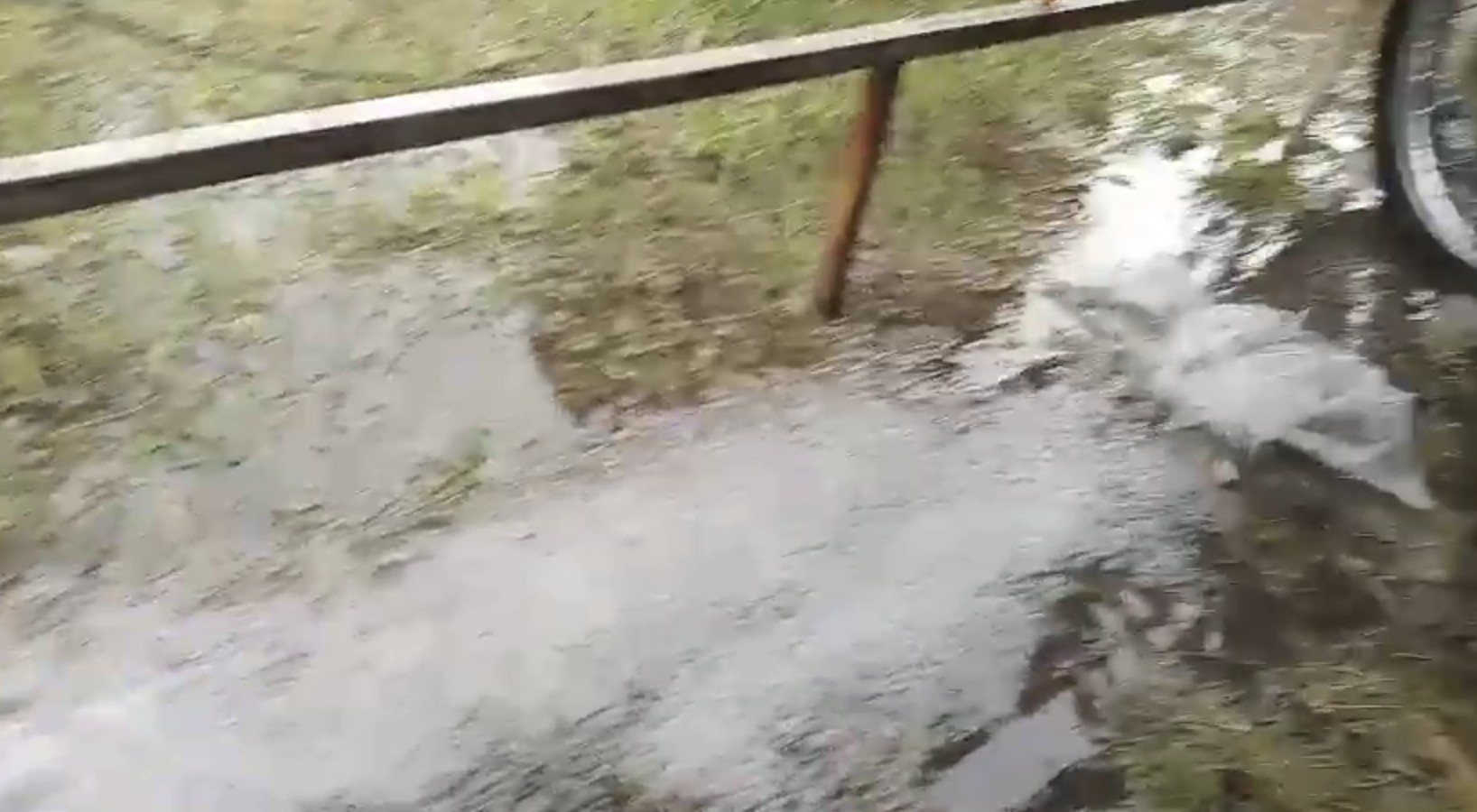 VIDEO Granizada y calles anegadas dejan las lluvias de este martes en León