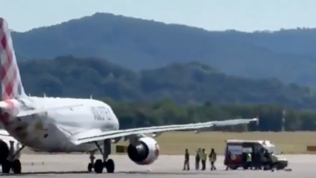 VIDEO Hombre entró a pista del aeropuerto corriendo tras un avión y lo succionó una turbina