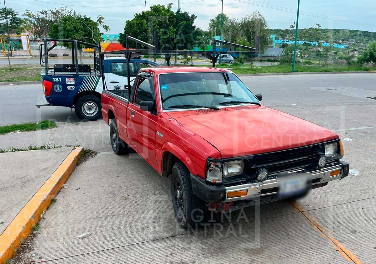 Abuelito cruzaba el bulevar y una camioneta lo atropelló, testigos detuvieron al conductor