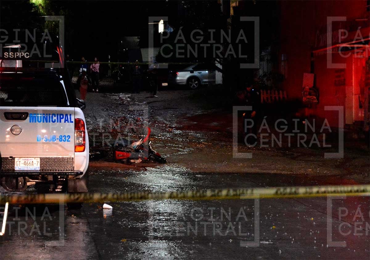 Iban en moto cuando los balearon; uno murió y el otro quedó tirado en la calle
