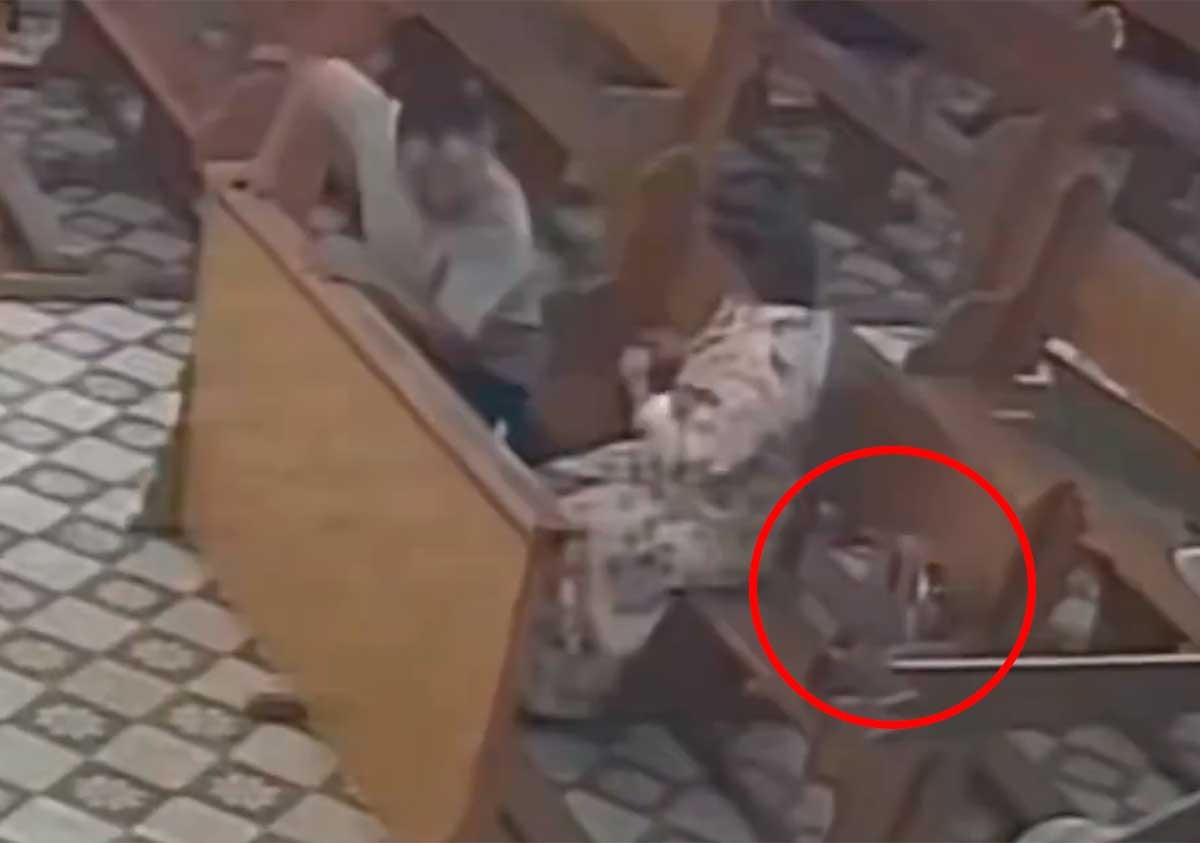 VIDEO Captan a pareja llevándose mochila del templo de San Juan de Dios; luego la regresan