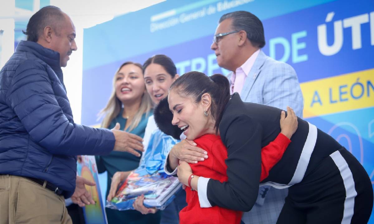 ¿Ya tienes los tuyos? Alcaldesa apoya la economía familiar ¡con entrega de útiles!