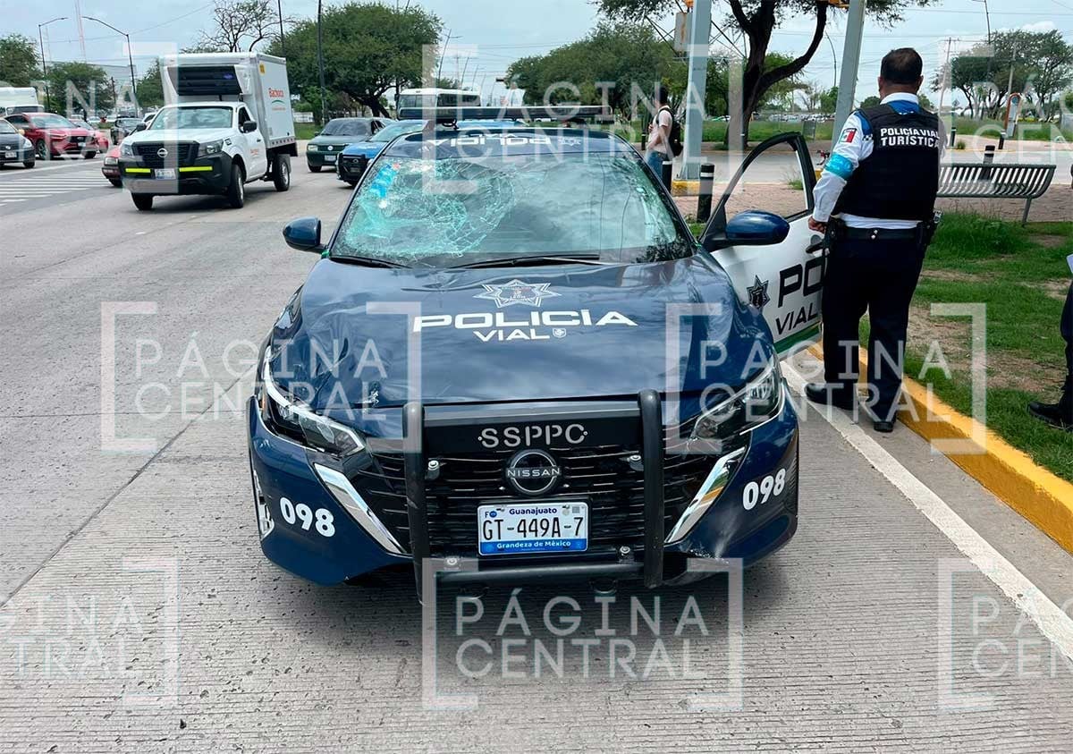 Policías persiguen a sospechosos, atropellan a motociclista y logran detener a dos hombres