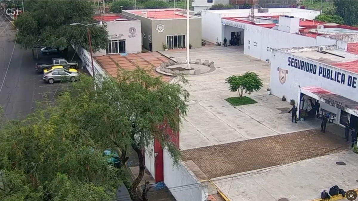 VIDEO Captan momento en el que un dron lanza 'cohetón' a Seguridad Pública de Uriangato